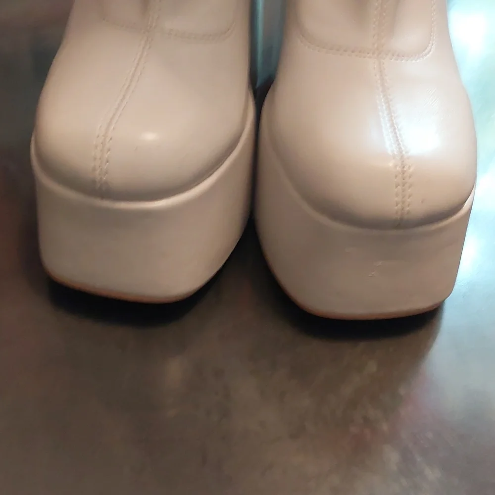Chic White Platform Heeled Boots - Picture 2 of 16